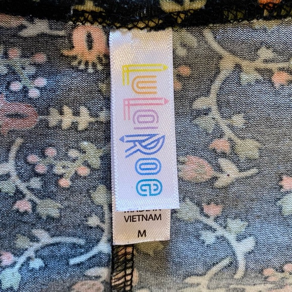 Cute! LULAROE Black w Rust Copper Rose Pink Floral Print Slit Sides Shirt Sz MED - Picture 4 of 7